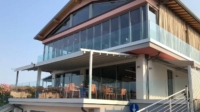Pergotenda montata al Lago di Garda, presso Elephant Bistrot